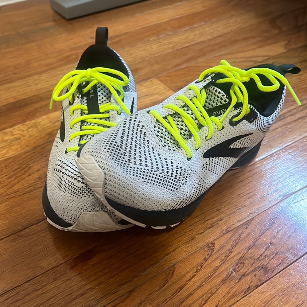 Brooks revel size 7